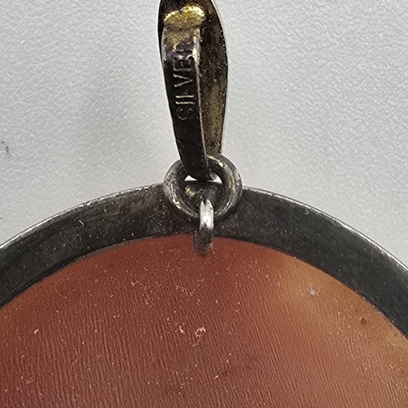 Vintage 900 Silver Cameo Brooch in Peach and Cream - Picture 4 of 9